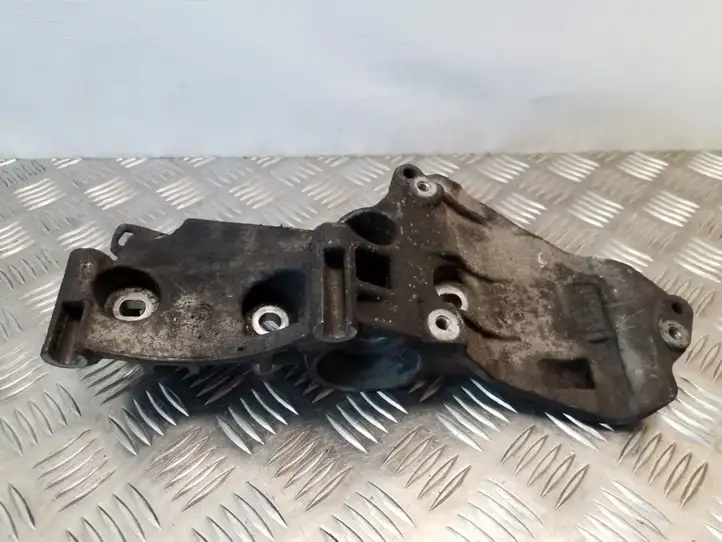Nissan Juke I F15 (2010 - 2018) 8200669494 Кронштейн генератора — фото 2
