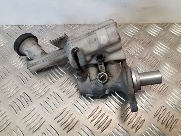 Nissan Juke I F15 (2010 - 2018) 32070587 Главный тормозной цилиндр — фото 1