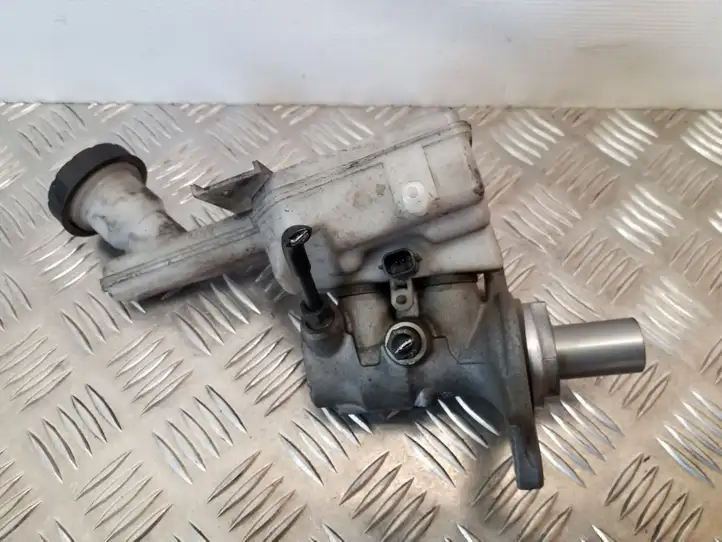 Nissan Juke I F15 (2010 - 2018) 32070587 Главный тормозной цилиндр — фото 2
