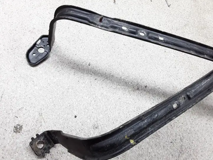 Mazda 3 I (2003 - 2006) Кронштейн топливного бака — фото 4