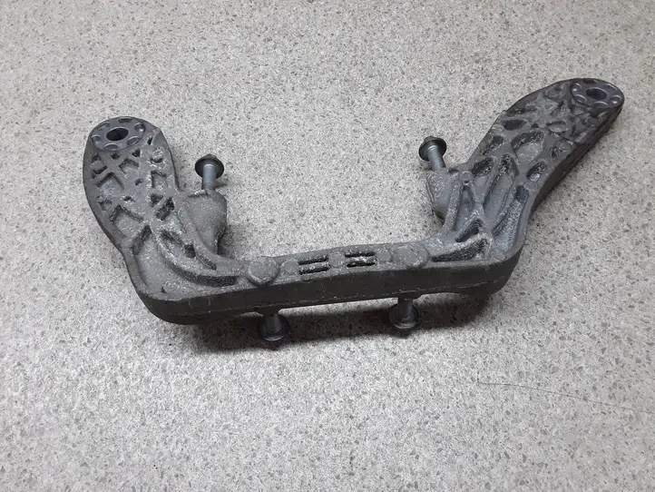 Mercedes-Benz CLA C117,X117,W117 (2013 - 2019) M0014250 Кронштейн заднего редуктора — фото 1
