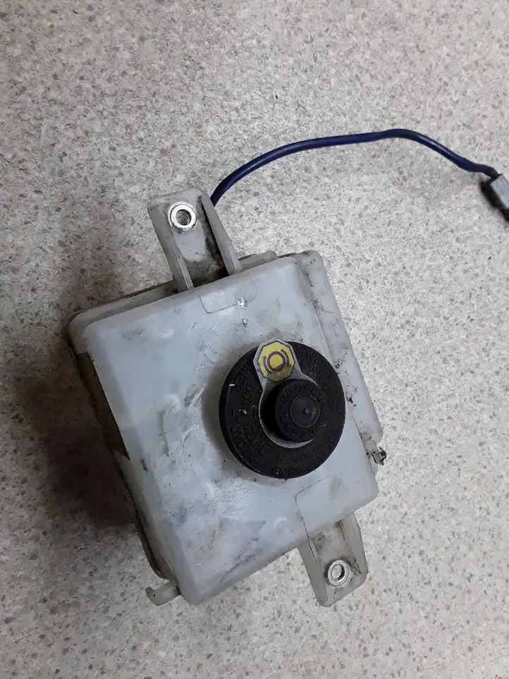 Toyota Auris E180 (2012 - 2018) Бачок тормозной жидкости — фото 1