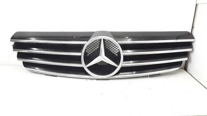 Mercedes-Benz CLK A209,C209 (2002 - 2009) A2098800023 Верхняя решетка радиатора — фото 1