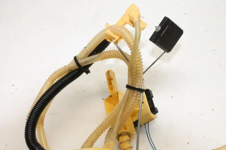 BMW 1 E82 E88 (2007 - 2014)  7190944 Датчик уровня топлива