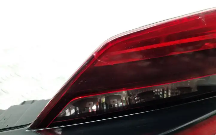 Audi A4 S4 B9 (2015 - 2019) 8W9945093 Задний фонарь в крышке багажника — фото 4