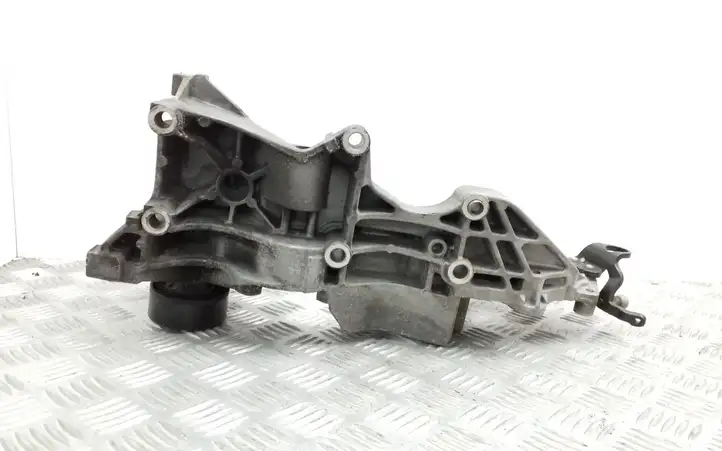 Audi A4 S4 B8 8K (2007 - 2011) 03L903139E Кронштейн генератора — фото 3