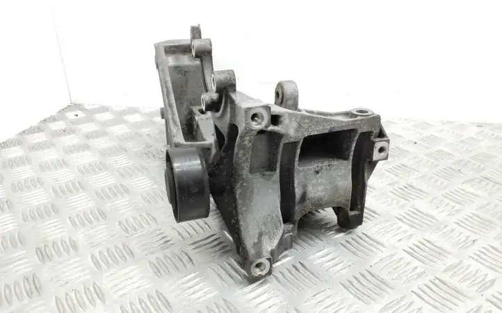 Audi A4 S4 B8 8K (2007 - 2011) 03L903139E Кронштейн генератора — фото 4