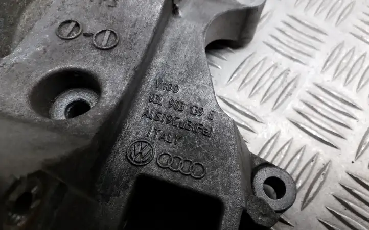 Audi A4 S4 B8 8K (2007 - 2011) 03L903139E Кронштейн генератора — фото 5