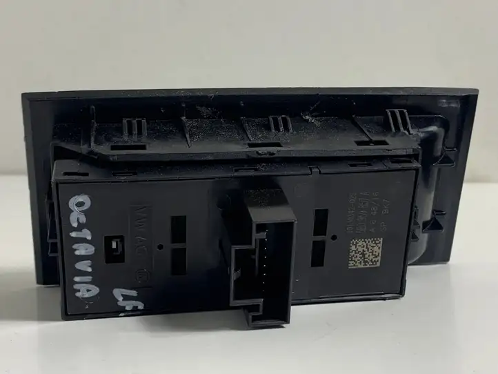 Skoda Octavia Mk3 (5E) (2013 - 2019) 5E0959857A Кнопка стеклоподъемников — фото 2