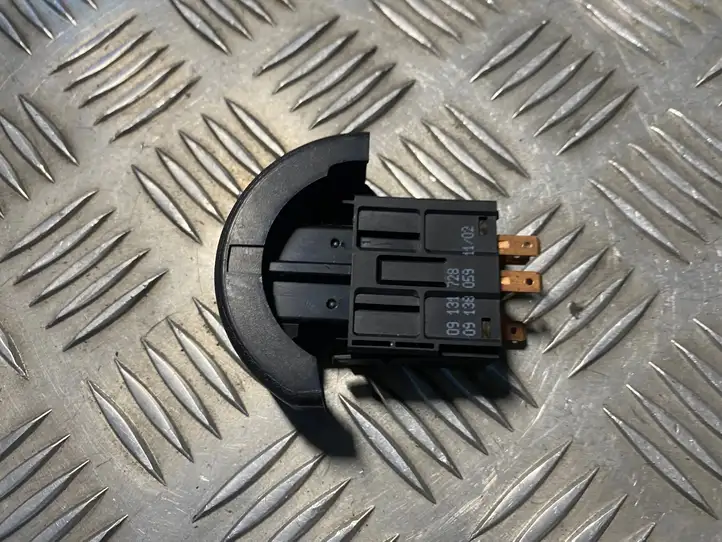 Opel Astra G (1998 - 2004) 09138059 Включатель аварийных фонарей — фото 3