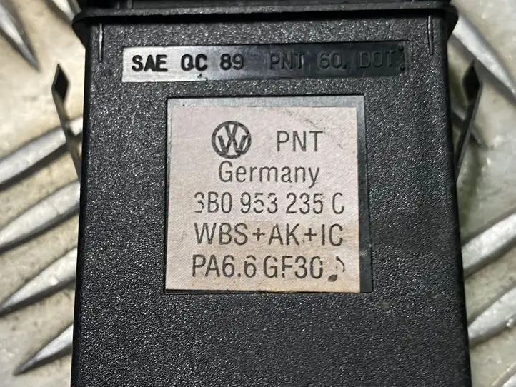 Volkswagen PASSAT B5.5 (2001 - 2005) 3B0953235C Включатель аварийных фонарей — фото 4