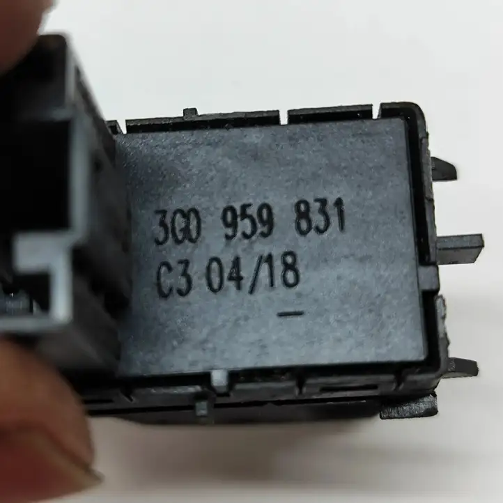 Volkswagen PASSAT B8 (2015 - ) 3G0959831 Кнопка закрытия багажника — фото 7
