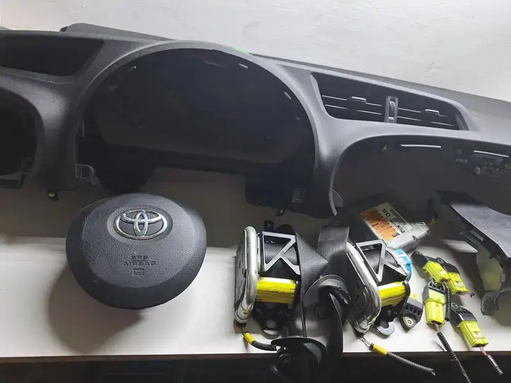 Toyota Yaris (2012 - 2014) Комплект подушек безопасности с торпедой — фото 3