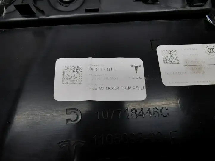 Tesla Model 3 (2017 - 2023) 1090413-01-L Обшивка задней двери — фото 5