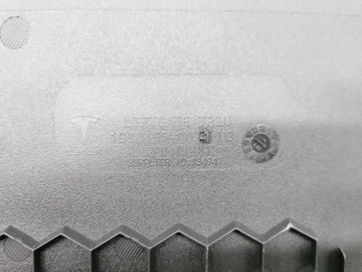 Tesla Model 3 (2017 - 2023) 1090455-00-I Обшивка багажника — фото 2