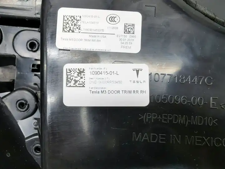 Tesla Model 3 (2017 - 2023) 1090415-01-L Обшивка задней двери — фото 4