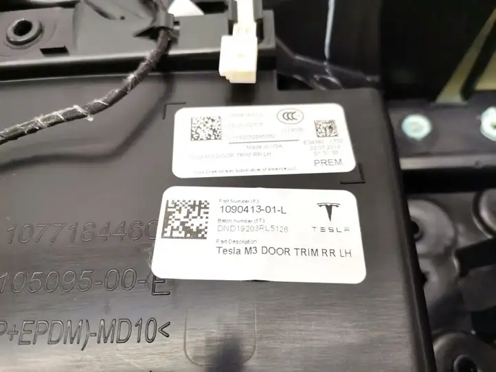 Tesla Model 3 (2017 - 2023) 1090413-01-L Обшивка задней двери — фото 4