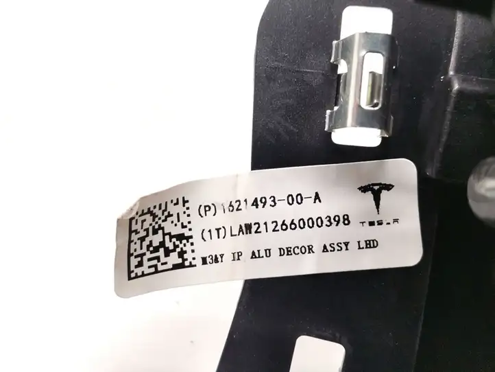 Tesla Model Y (2019 - 2024) 1621493-00-A Отделка внутренней панели салона — фото 2