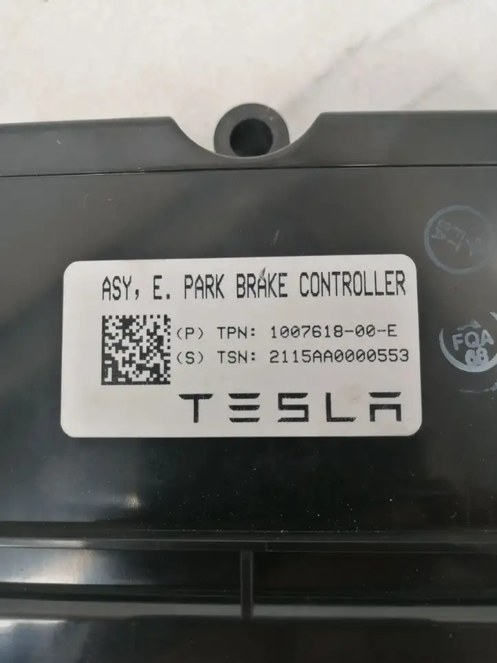 Tesla Model S (2012 - 2016) 100761800E Блок управления стояночным тормозом — фото 3