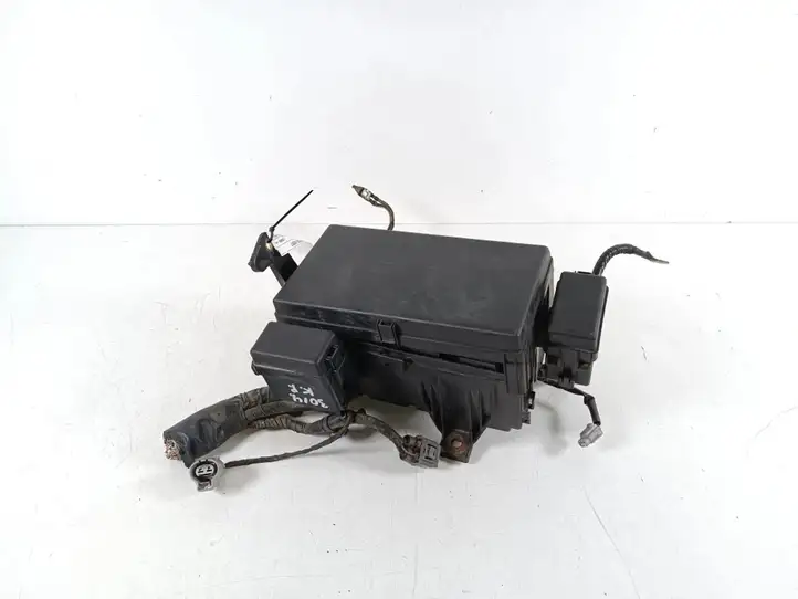 Toyota Land Cruiser (J120) (2002 - 2009) 8274135110 Блок предохранителей — фото 1