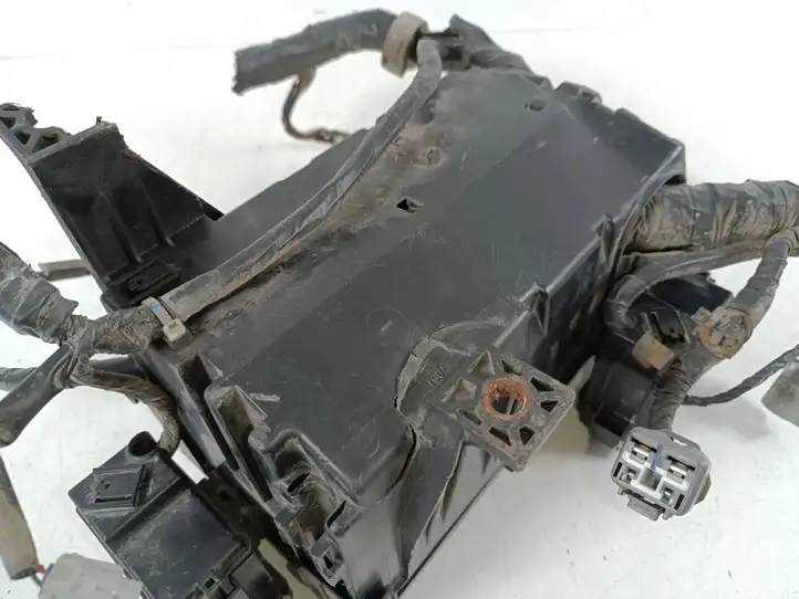 Toyota Land Cruiser (J120) (2002 - 2009) 8274135110 Блок предохранителей — фото 6