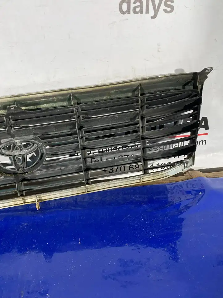Toyota Land Cruiser (J100) (1998 - 2007) 5311160350 Передняя решетка — фото 2