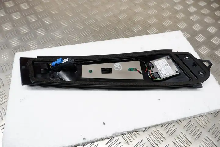 Tesla Model 3 (2017 - 2023) 110925600D Наружная накладка стойки B — фото 5