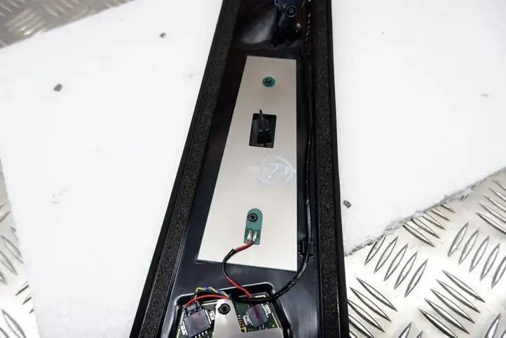 Tesla Model 3 (2017 - 2023) 110925600D Наружная накладка стойки B — фото 9