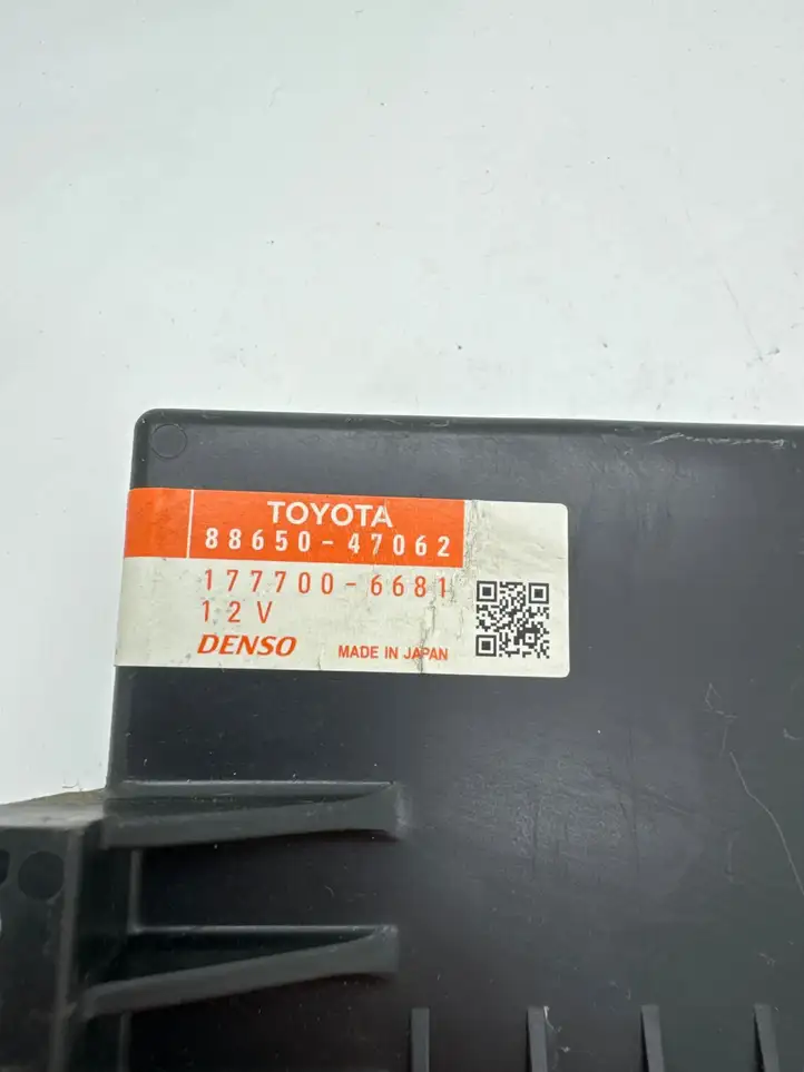 Toyota Prius (XW30) (2009 - 2015) 8865047062 Прочие блоки управления — фото 3