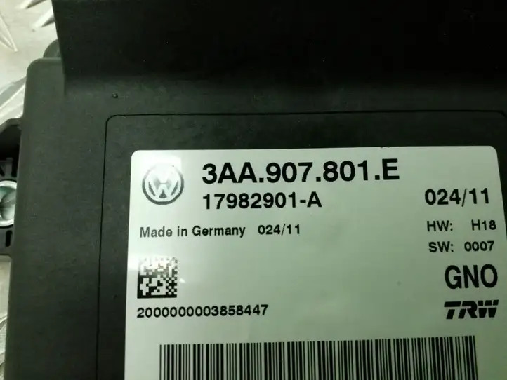 Volkswagen PASSAT B7 (2011 - 2014) 3AA907801E Блок управления стояночным тормозом — фото 3