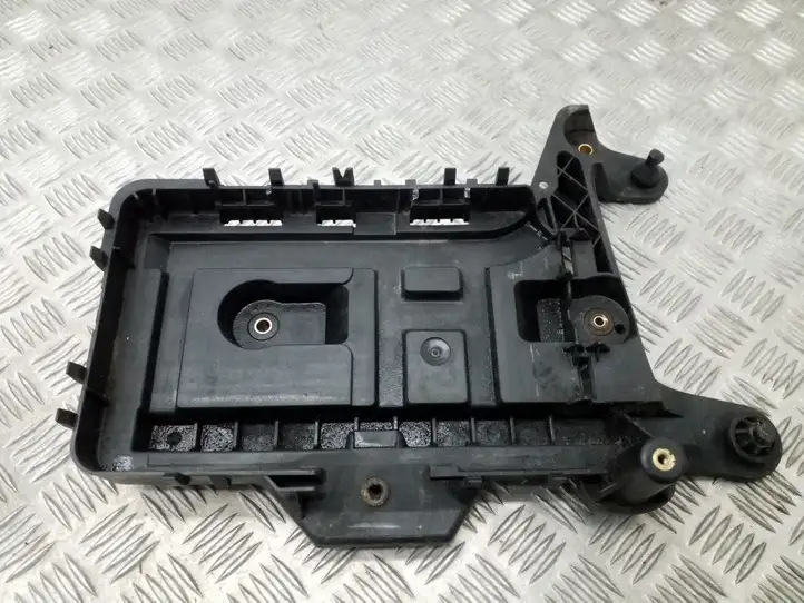 Volkswagen Tiguan (2007 - 2011) 1K0915333H Площадка аккумулятора — фото 1