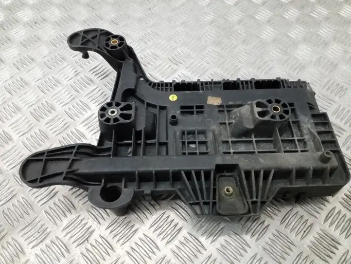 Volkswagen Tiguan (2007 - 2011) 1K0915333H Площадка аккумулятора — фото 5
