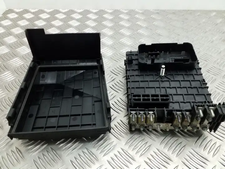 Volkswagen PASSAT B7 (2011 - 2014) 3C0937125 Блок предохранителей (комплект) — фото 5