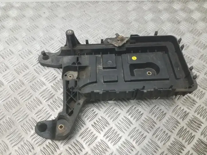 Audi A3/S3 8P (2008 - 2013) 1K0915333H Площадка аккумулятора — фото 1