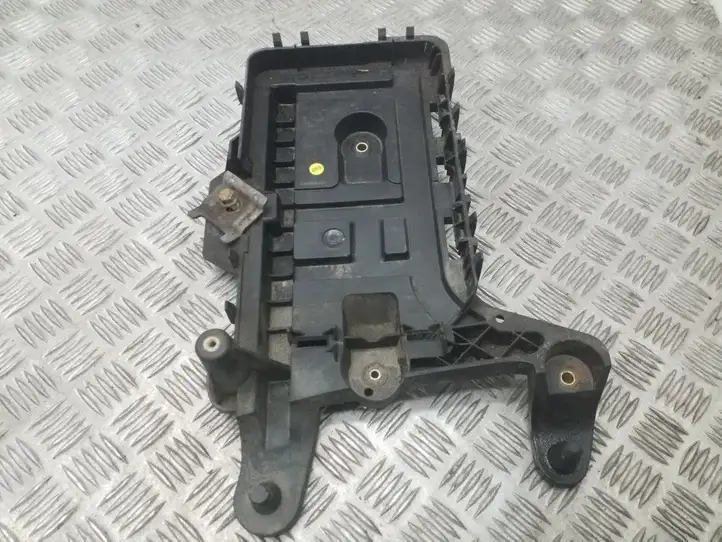 Audi A3/S3 8P (2008 - 2013) 1K0915333H Площадка аккумулятора — фото 2