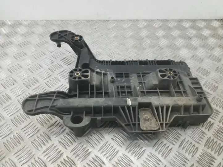 Audi A3/S3 8P (2008 - 2013) 1K0915333H Площадка аккумулятора — фото 4