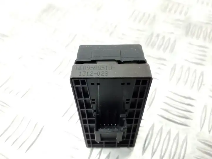 Seat Exeo (3R) (2008 - 2013) 8E0959851D Блок кнопок на панели — фото 3