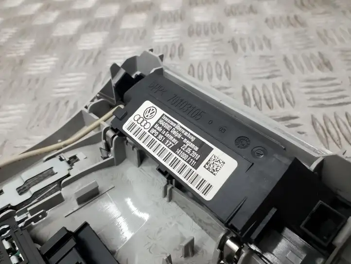 Audi A3/S3 8P (2008 - 2013) 8P0947135D Передняя подсветка — фото 2