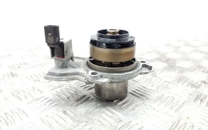 Skoda Fabia Mk3 (NJ) (2015 - 2021) 04B121011D насос охлаждения — фото 1