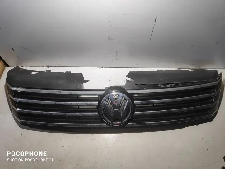 Volkswagen PASSAT B7 (2011 - 2014) Верхняя решетка радиатора — фото 1