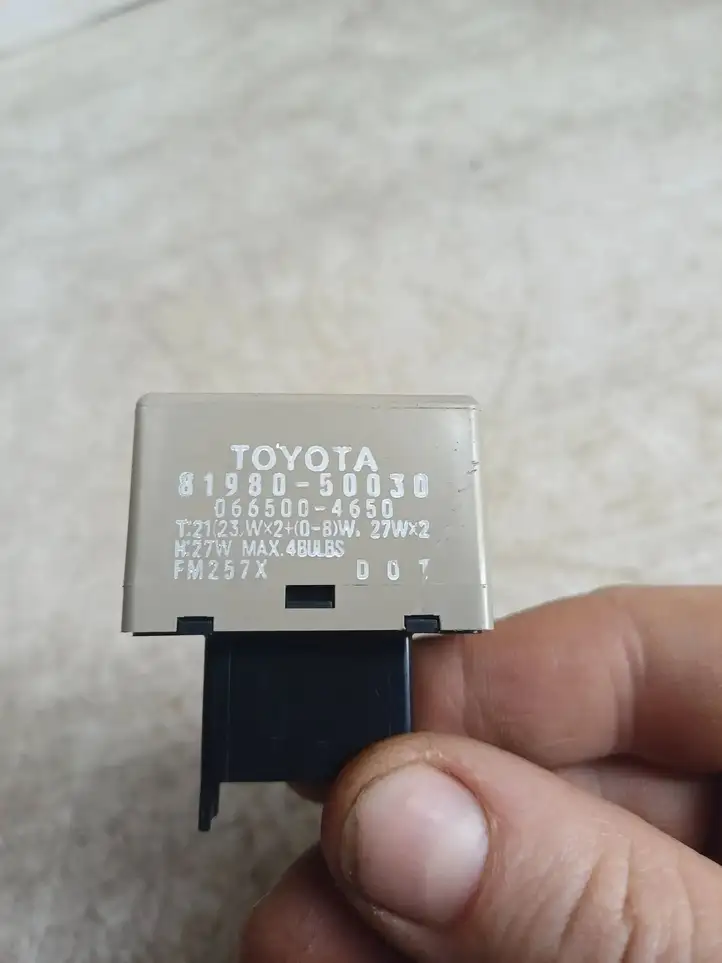 Toyota Corolla Verso E121 (2001 - 2004) 8198050030 Реле аварийных фонарей — фото 5