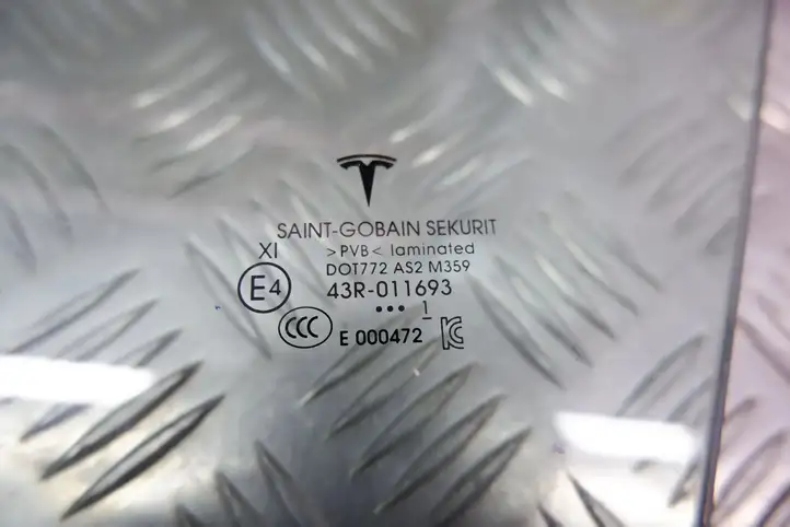 Tesla Model 3 (2017 - 2023) Стекло передней двери — фото 7