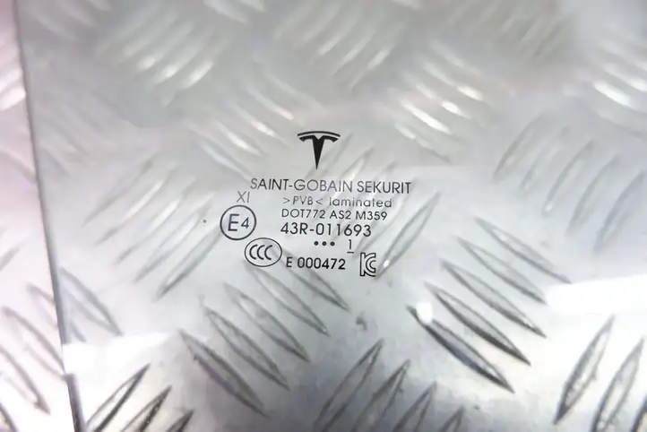 Tesla Model 3 (2017 - 2023) Стекло передней двери — фото 9