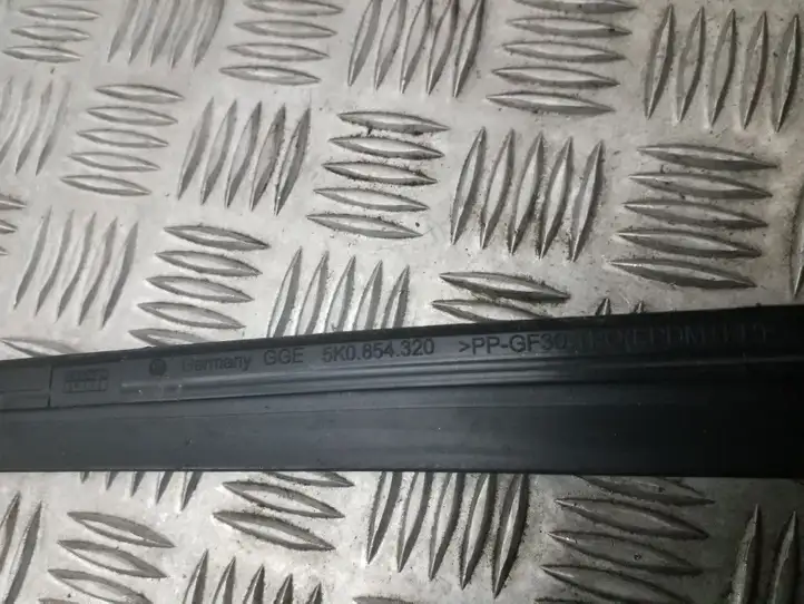 Volkswagen Golf VI (2009 - 2013) 5K0854320 Накладка стоек лобового стекла — фото 3
