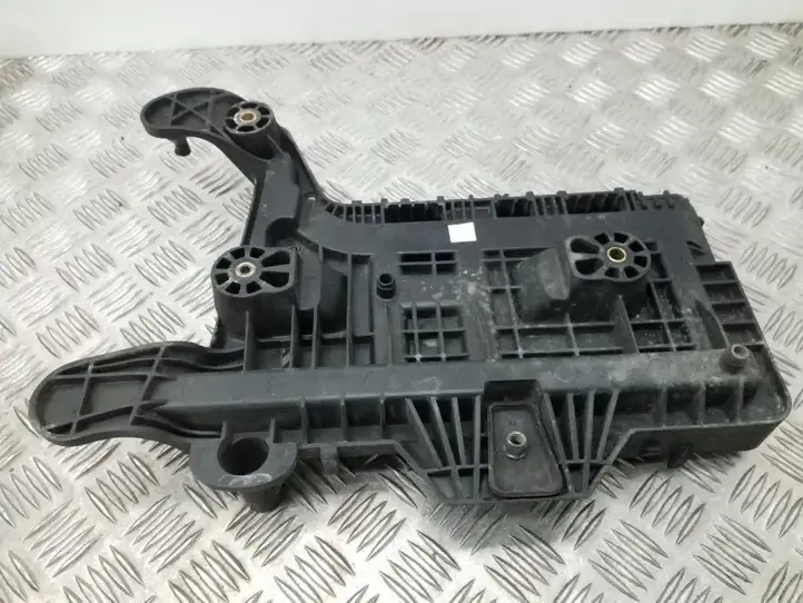Volkswagen Tiguan (2007 - 2011) 1K0915333H Площадка аккумулятора — фото 2