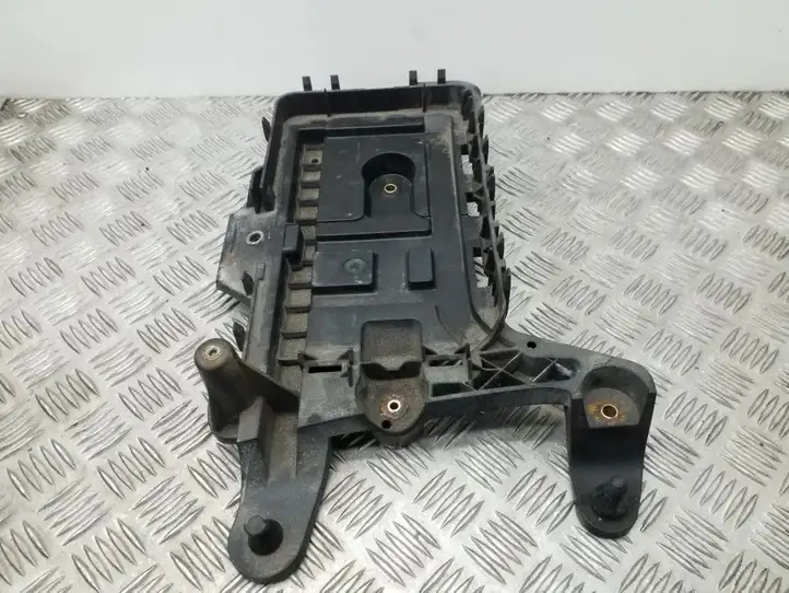 Volkswagen Tiguan (2007 - 2011) 1K0915333H Площадка аккумулятора — фото 4