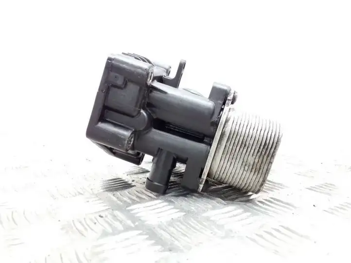 Volkswagen PASSAT B7 (2011 - 2014) 03L117021C Кронштейн масляного фильтра — фото 4