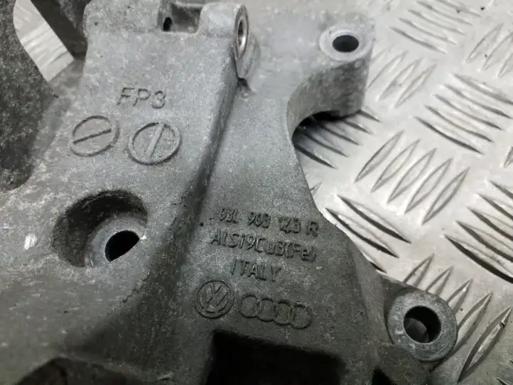 Audi A4 S4 B8 8K (2007 - 2011) 03L903143R Кронштейн генератора — фото 3