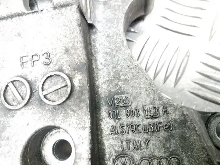 Audi A4 S4 B8 8K (2007 - 2011) 03L903143H Кронштейн генератора — фото 3