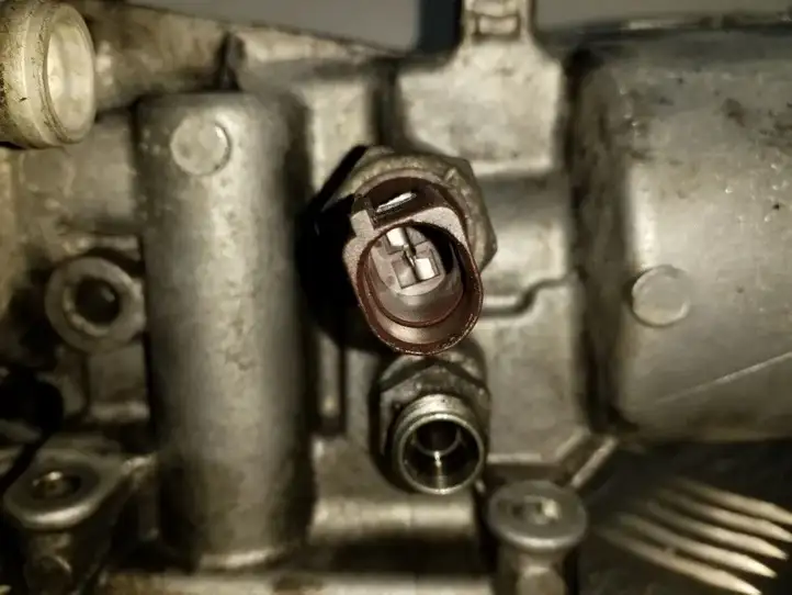 Volkswagen PASSAT B6 (2005 - 2010) 045115389K Кронштейн масляного фильтра — фото 5